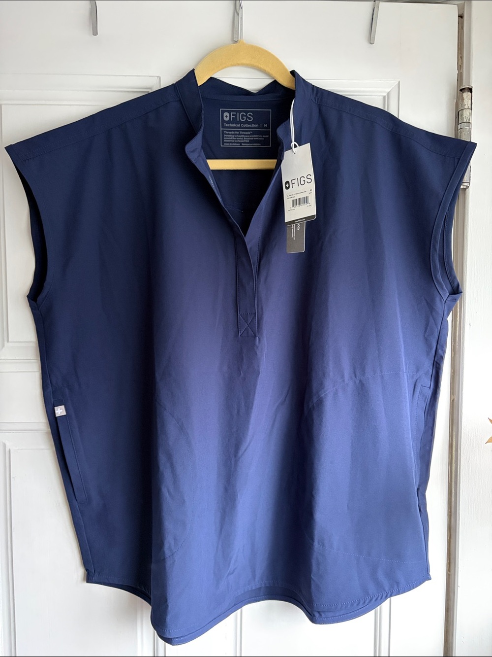 NWT FIGS SZ M Rafaela Freex Scrub Top w/ side pockets Navy Blue